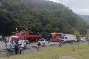 Manifestaciones en la vía al llano crean congestión vehicular.