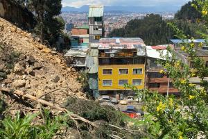 Derrumbe de montaña en la 127, norte de Bogotá