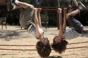 Niños jugando en el parque durante las vacaciones.