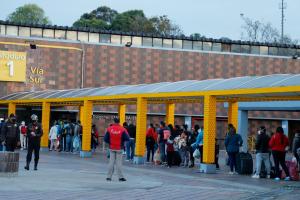 Terminal del Salitre en caos por taxistas.