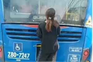 Personas se cuelgan de un bus del Sitp l Bogotá l Noviembre 2024