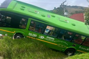 Bus de TransMilenio pierde el control y termina en un caño