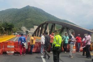 Colapsa la vía a Girardot: manifestantes impiden el paso y generan caos