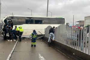Bus invade carril exclusivo de TransMilenio