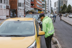 Tránsito está dejando volantes en los carros: multa le saldría muy cara