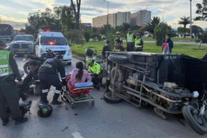 Choque entre moto y bicitaxi en la avenida El Dorado, cerca del portal de Transmilenio