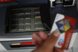 ¿Cuánto le cobran por retirar dinero de una entidad diferente a la suya?