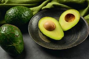 Cómo guardar el aguacate después de abierto para que no se negree