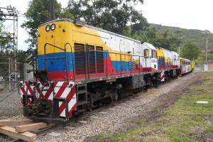 Tren eléctrico que transporta materia prima