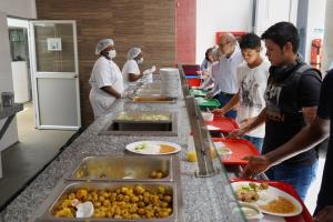 Proyecto de ley garantizaría almuerzo gratis para estudiantes de universidades públicas
