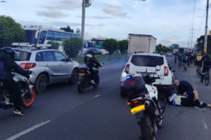 Calle 80 colapsada por accidente conductores obligados a desviarse 