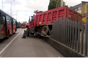 Volqueta se atraviesa en vía clave de Bogotá y causa trancón monumental