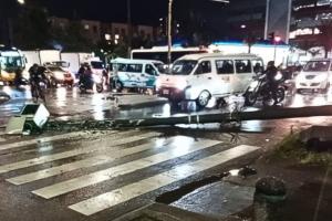 Fuerte choque en la Av. Ciudad de Cali: carro se fue de frente contra poste