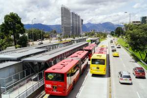 Manifestación bloquea el paso de TransMilenio: usuarios desesperados