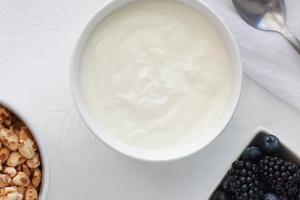 Yogur griego casero y cremoso con solo 2 ingredientes: receta barata