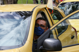 Conductor de app le tocó tirarse de su carro sabía que lo iban a quebrar 