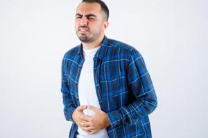 ¿Dolor de estómago frecuente? Señales que afectan el estado de ánimo