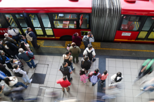 Manifestantes armaron tremendo desorden: TransMilenio suspende servicios