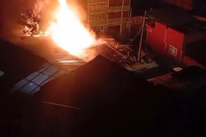 Fuerte incendio en el centro de Bogotá: bomberos atienden la emergencia en el barrio Los Laches