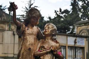 Quiénes son las hermanas Bodmer: les piden favores en el Cementerio Central