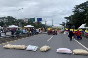 Cierres en la vía al Llano por protestas de arroceros.