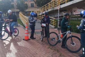 Movilidad sanciona a ciclistas: cruzar por el puente sin bajarse sale caro