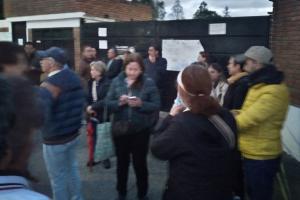 Protesta de vecinos en el terminal de Bogotá por reubicación de indígenas