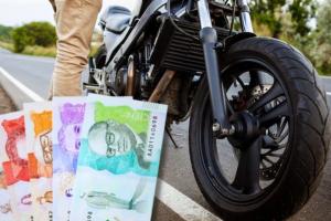 Quién paga el traspaso de una moto en Colombia: ¿el comprador o el dueño?