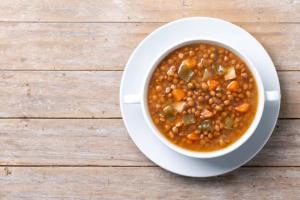 Sopa de lentejas en menos de lo que canta un gallo: rinde y alimenta