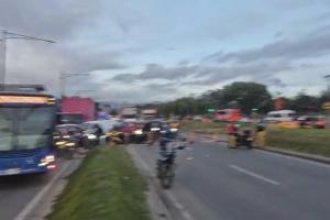 Trancón en Kennedy por siniestro entre carro y moto en la Av. Boyacá