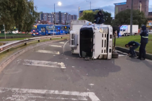 Volcamiento en AV. El Dorado detiene el tráfico conductores desesperados