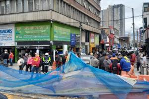Decenas de manifestantes se congregaron en la avenida Caracas con calle 16, bloqueando la circulación vehicular