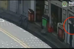 Vecinos alertaron a la Policía de Bogotá del hombre que paseaba con arma ilegal y dinero robado