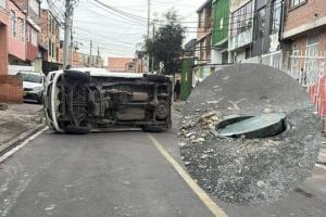 Carro patas arriba en Soacha alcantarilla dañada generó tremendo accidente