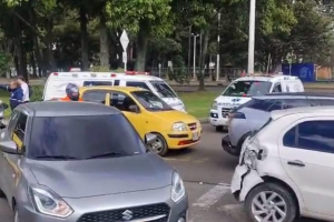 Ruta escolar y cuatro carros chocaron en Barrios Unidos; la movilidad está colapsada