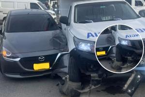 Estrellón entre ambulancia y carro colapsa vía clave en Engativá