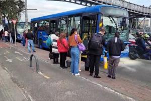 Conductor del SITP salva a bus de incendiarse