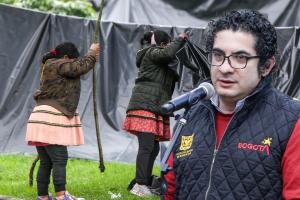 Roberto Carlos Angulo Salazar, secretario de Integración Social de Bogotá, denuncia que comunidad emberá cerca del parque Nacional hizo fiesta