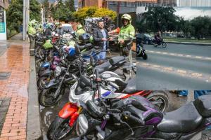 Peligro en las vías taches amenazan a motociclistas en Bogotá