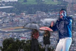 Estadio El Campín, personas con sombrilla y Silvestre Dangond