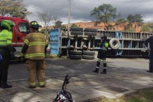Tractocamión volcado en Bogotá