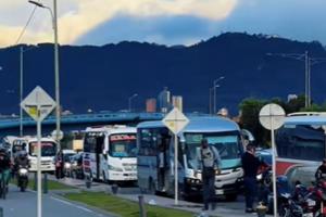 Trancón en las Américas tienen doliente, buses intermunicipales en aprietos