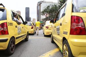 Violento robo a taxista y pasajero en Bogotá: quedaron de una sola pieza