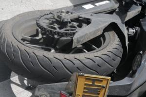 Moto accidentada en calle de Bogotá