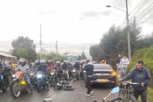Suba colapsada por accidente: motociclista quedó tendido en el suelo