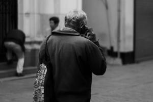 Adulto mayor caminando por una calle