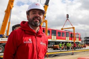 Alcalde Carlos Fernando Galán, recibiendo el Metro de Bogotá