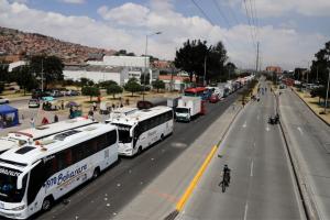 Buses represados en trancón en la Autopista Sur