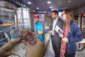 Alcalde Carlos Fernando Galán visitando comerciantes en Bogotá