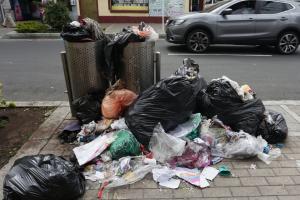 Esquina de calle en Bogotá inundada de basura